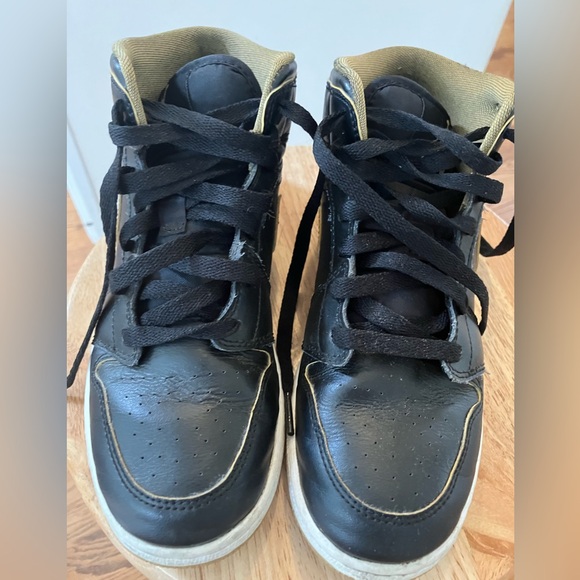 Vintage Air Jordan Retro 1 Black and gold.
Excellent condition  size 5 - Picture 9 of 10